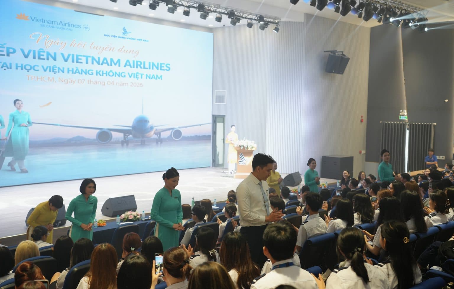 “Chuyến bay hướng nghiệp hạ cánh ngay giảng đường”: Hơn 400 sinh viên chạm giấc mơ tiếp viên hàng không