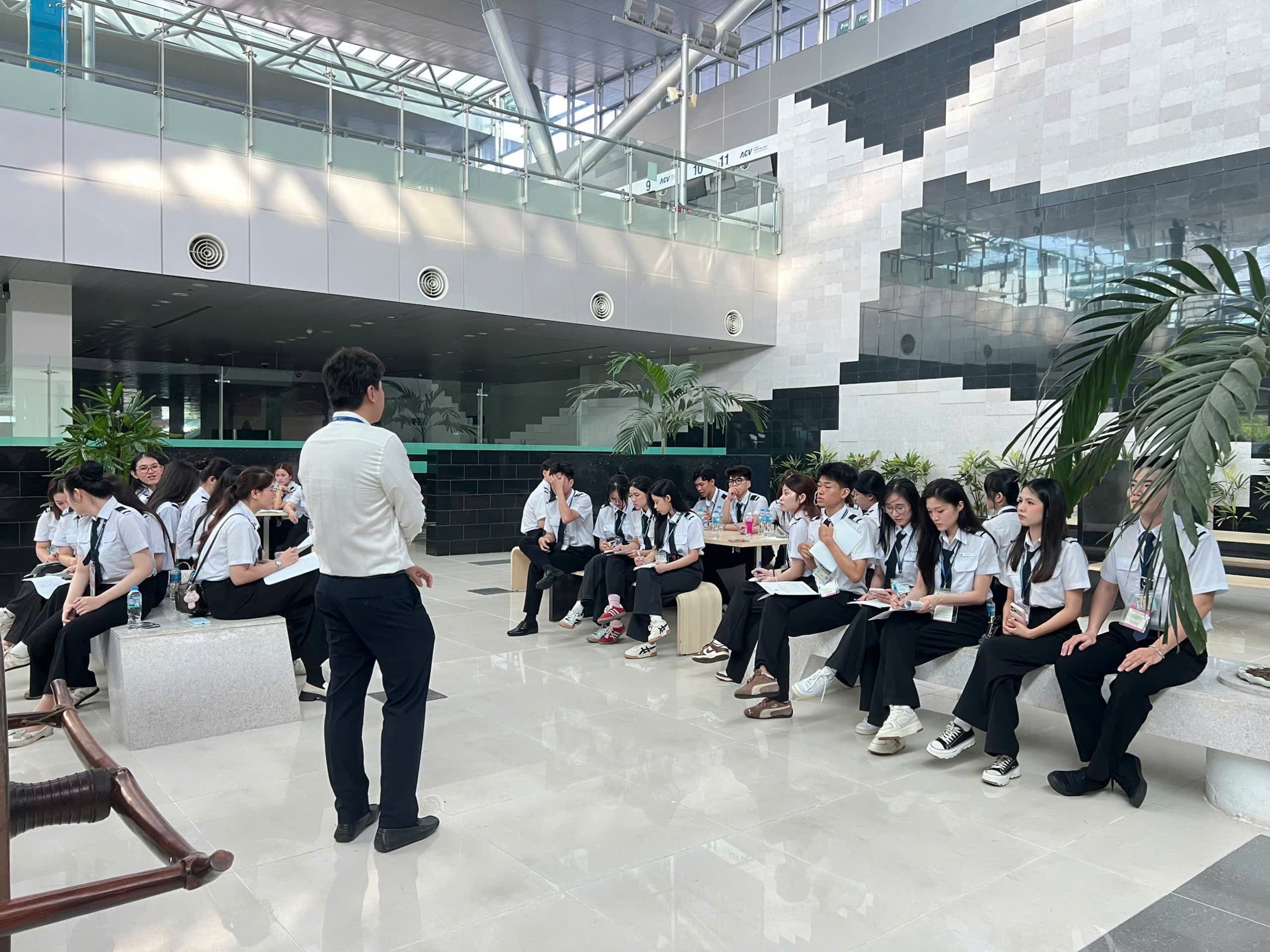 “LỚP HỌC” ĐẶT GIỮA SÂN BAY: SINH VIÊN HÀNG KHÔNG CHẠM NGHỀ TỪ GIẢNG ĐƯỜNG