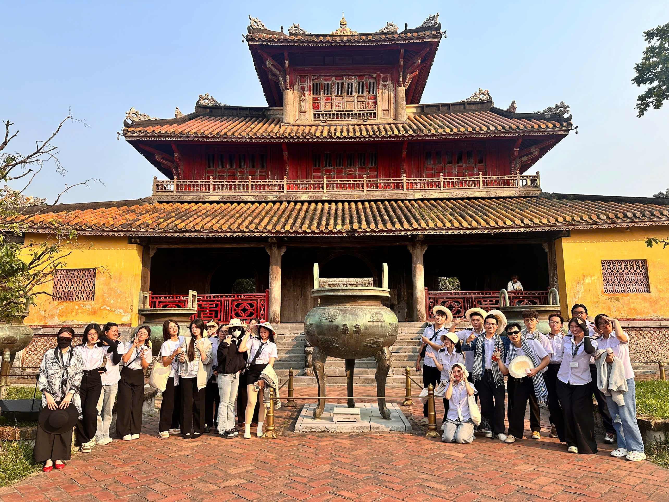 ĐÀO TẠO “SỨ GIẢ DU LỊCH” TỪ THỰC TẾ: SINH VIÊN BƯỚC VÀO NGHỀ NGAY TRÊN HÀNH TRÌNH