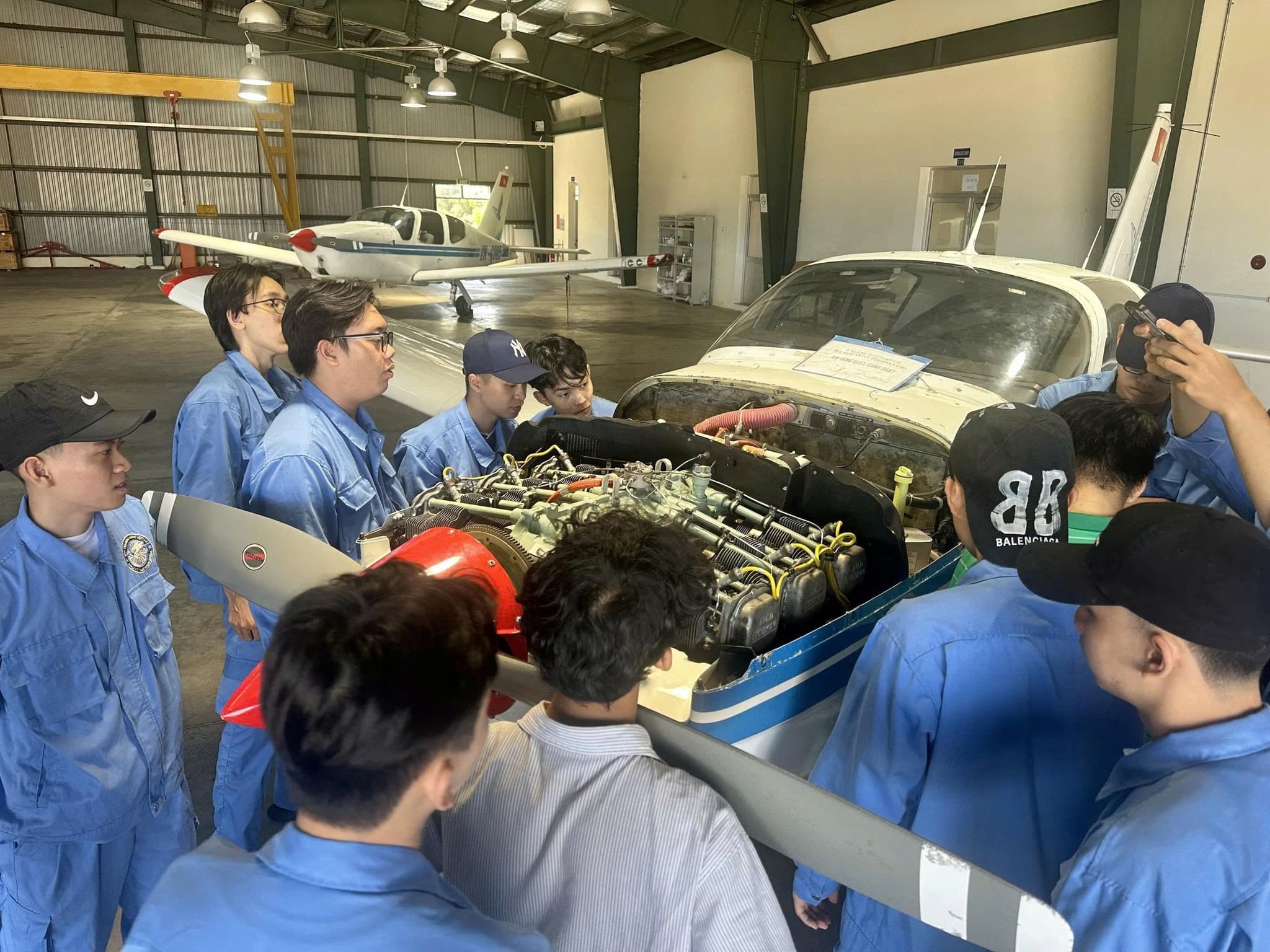 KHÔNG PHẢI TRƯỜNG NÀO CŨNG CÓ: “5 NGÀY SỐNG CÙNG TÀU BAY THẬT” CỦA SINH VIÊN KỸ THUẬT HÀNG KHÔNG 